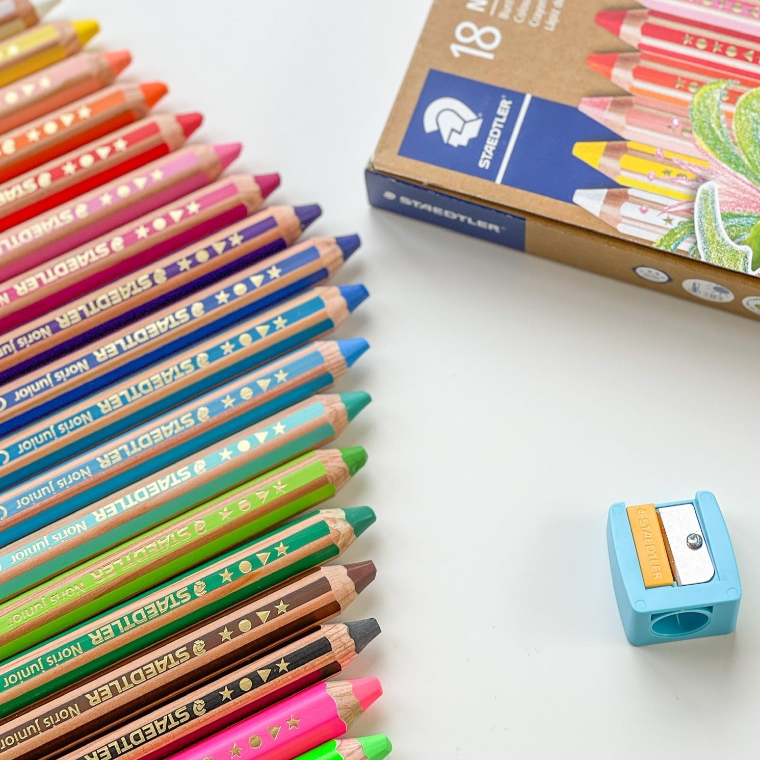 STAEDTLER Noris Junior Matite Colorate 3 In 1 – 4 Colori Neon + Temperino, Per Bambini Dai 3 Anni, Lavabili E Solubili In Acqua