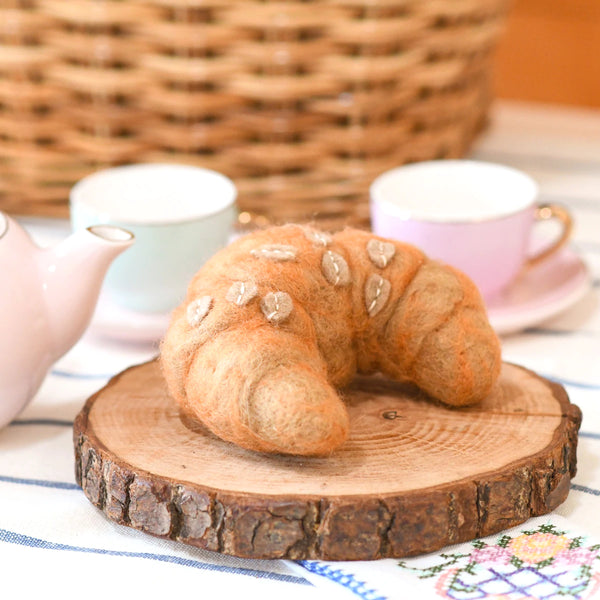 Felt Almond Croissant 牛角包羊毛氈玩具